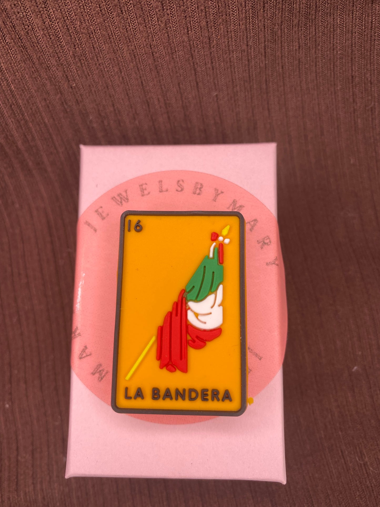 La bandera croc charm